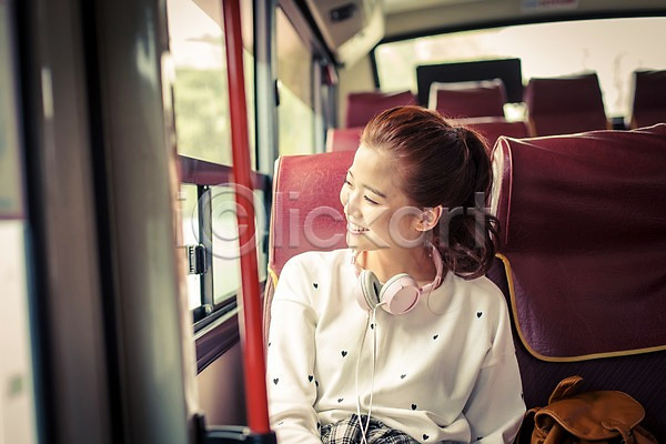 여유 자유 즐거움 행복 20대 사람 성인 성인만 성인여자한명만 여자 한국인 한명 JPG 아웃포커스 앞모습 포토 교통수단 배낭 배낭여행 버스 버스여행 상반신 앉기 여행 웃음 육상교통 제주도 한국 헤드폰