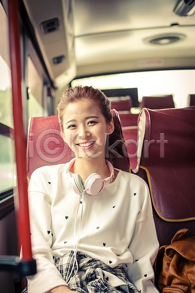 여유 자유 즐거움 행복 20대 사람 성인 성인만 성인여자한명만 여자 한국인 한명 JPG 아웃포커스 앞모습 포토 교통수단 배낭 배낭여행 버스 버스여행 상반신 앉기 여행 웃음 육상교통 제주도 한국 헤드폰