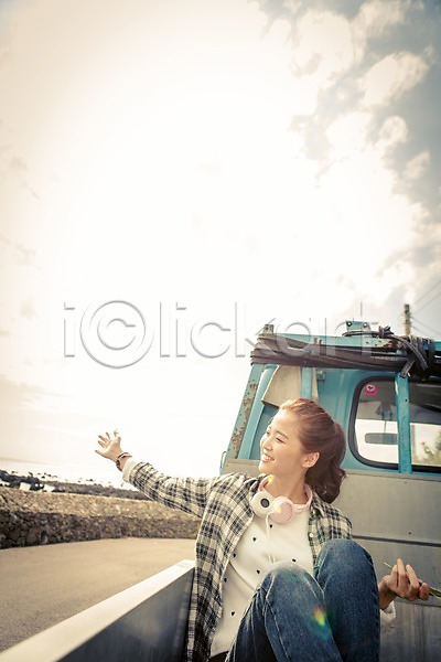 여유 자유 즐거움 행복 20대 사람 성인 성인만 성인여자한명만 여자 한국인 한명 JPG 앞모습 포토 교통수단 구름(자연) 도로 배낭여행 상반신 손짓 앉기 야외 여행 웃음 육상교통 자동차 제주도 주간 트럭 하늘 한국 헤드폰