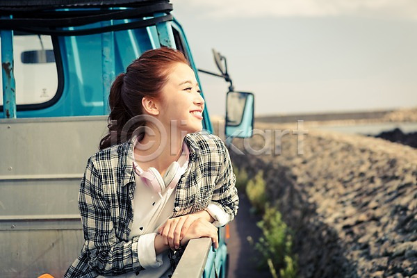 여유 자유 즐거움 행복 20대 사람 성인 성인만 성인여자한명만 여자 한국인 한명 JPG 아웃포커스 앞모습 포토 교통수단 배낭여행 상반신 앉기 야외 여행 웃음 육상교통 자동차 제주도 주간 트럭 하늘 한국 해변 헤드폰
