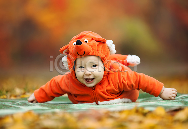 남자 남자아기한명만 서양인 아기 한명 JPG 아웃포커스 앞모습 포토 해외이미지 가을(계절) 낙엽 동물옷 미소(표정) 야외 엎드리기 여우 잠옷 전신 주간