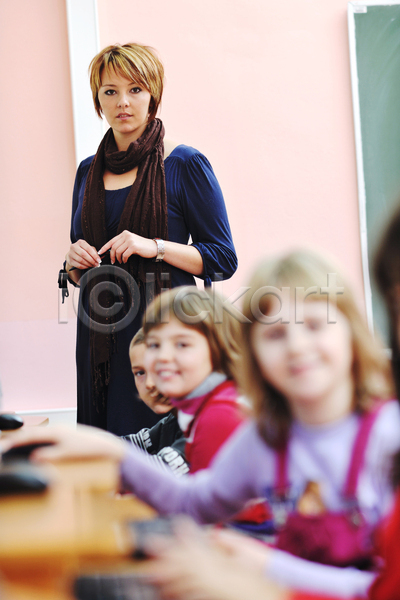 함께함 행복 남자 사람 성인 소녀(어린이) 소년 어린이 여러명 여자 한명 JPG 포토 해외이미지 가르침 교사 교실 교육 그룹 미소(표정) 수업 스터디 앉기 의자 책상 친구 컴퓨터 학교 해외202004