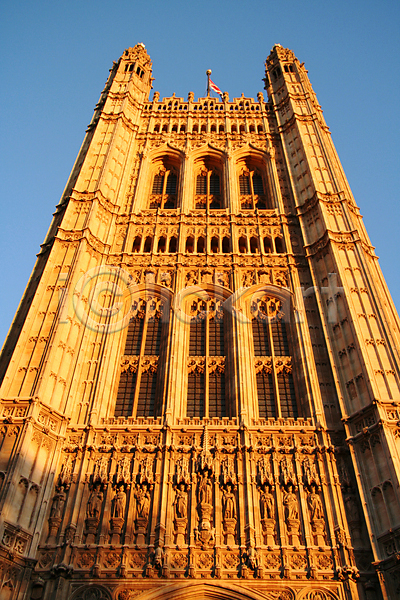 과거 사람없음 JPG 로우앵글 포토 해외이미지 건물 건축양식 관광지 국회 랜드마크 런던 명승지 빅벤 세로 시계탑 야외 여행 역사 영국 유럽 잉글랜드 정부 정치 컬러풀 큼 탑 하늘 해외202004 햇빛 황금