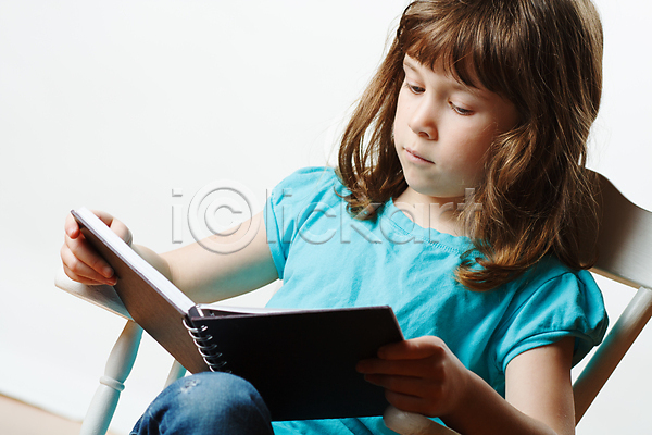청춘(젊음) 백인 어린이 여자 한명 JPG 포토 해외이미지 독서 라이프스타일 스터디 앉기 읽기 작음 책 초보 해외202004