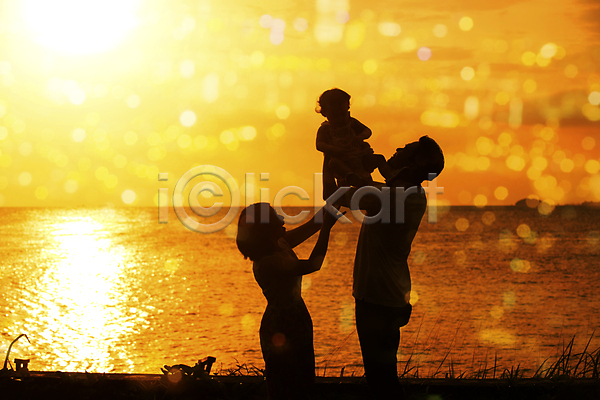 함께함 행복 남자 성인 세명 아기 어린이 여자 JPG 실루엣 포토 해외이미지 가족 바다 상반신 야외 여름(계절) 일몰 전신 해외202004 휴가