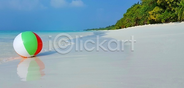 사람없음 JPG 포토 해외이미지 공 맑음 모래 모래사장 모래언덕 몰디브 물 바다 백그라운드 석호 섬 여름 자연 터키석 파라다이스 파란색 풍경 하늘 해외202004 해외포토 휴가 흰색