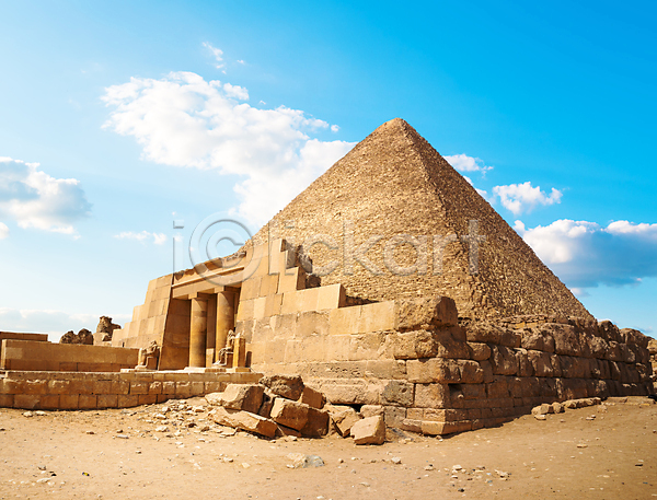 사람없음 JPG 포토 해외이미지 건축양식 구름(자연) 기둥 모래 무덤 바위 사막 역사 유적 이집트 파라오 풍경(경치) 피라미드 하늘 해외202004