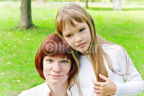 두명 백인 어린이 여자 JPG 포토 해외이미지 6 7 가족 딸 엄마 여학생 유럽 해외202004 흰색