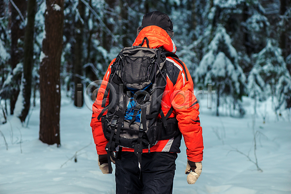 산책 추위 남자 성인 성인남자한명만 한명 JPG 뒷모습 포토 해외이미지 걷기 겨울 눈내림 등산 라이프스타일 배낭 백패커 산 상반신 설산 숲 야외 주간 트래킹 풍경(경치) 하이커 하이킹 해외202004