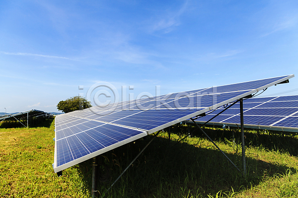 보호 사람없음 JPG 포토 해외이미지 글로벌 내추럴 발전기 빛 산업 에너지 이산화탄소 자연 장비 재활용 집열판 초록색 태양 태양에너지 파란색 판넬 패널 하늘 해외202004 햇빛 환경