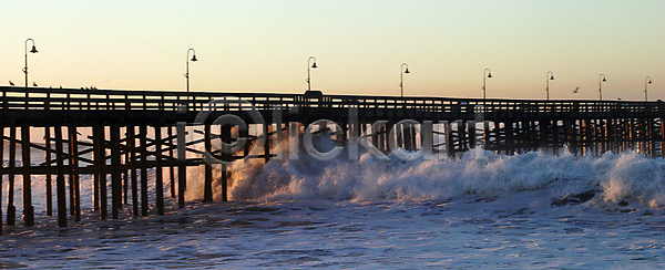 떨어짐 위험 현재 사람없음 JPG 포토 해외이미지 거품 구름 날씨 목재 물 바다 바람 분무기 손상 수평선 안개 일몰 일출 자연 조류 캘리포니아 파노라마 파도 파란색 폭풍 폭풍우 하늘 항구 해변 해외202004 해외포토 허리케인 홍수 힘