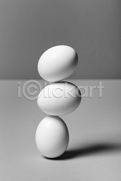 사람없음 JPG 포토 계란 백그라운드 세개 세로 스튜디오촬영 실내 쌓기 오브젝트 흰색