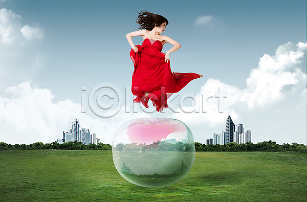 기쁨 성공 사람 성인 성인만 성인여자만 여자 여자만 여자한명만 한명 3D PSD 편집이미지 달리기 드레스 물방울 빨간색 야외 잔디 전신 점프 주간 컬러 하늘