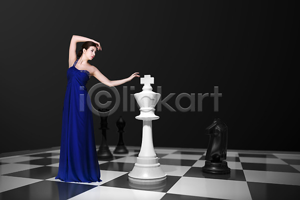 사람 서양인 성인 성인만 성인여자만 여자 여자만 여자한명만 외국인 한명 3D PSD 편집이미지 게임 드레스 말(게임) 서기 여왕 전신 체스 체스판 포즈 합성