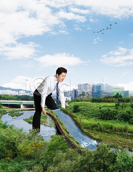 남자 남자한명만 사람 성인 성인남자만 한국인 한명 3D PSD 편집이미지 강 건물 구름(자연) 비즈니스 비즈니스맨 빌딩 야외 자연 주간 풍경(경치) 하늘