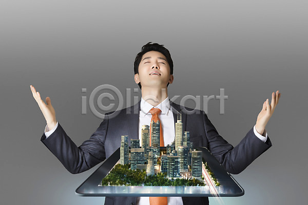남자 남자한명만 사람 성인 성인남자만 한국인 한명 3D PSD 편집이미지 건물 건축 고층빌딩 나무 눈감음 도시 빌딩 식물 열기구 정장 태블릿 풍경(경치)