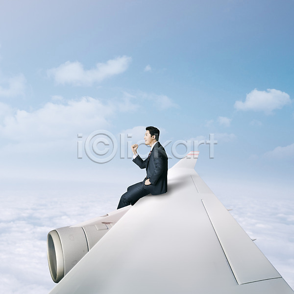 남자 남자한명만 사람 성인 성인남자만 한국인 한명 3D PSD 옆모습 편집이미지 구름(자연) 비즈니스 비즈니스맨 비행 비행기 앉기 야외 정장 주간 파이팅 하늘