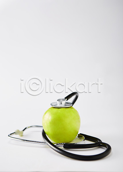 사람없음 JPG 포토 건강 과일 백그라운드 사과(과일) 스튜디오촬영 실내 아오리사과 연두색 의료기기 청진기 컬러 한개