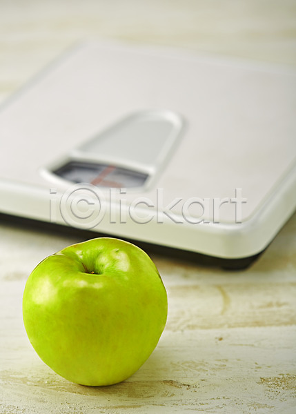 사람없음 JPG 아웃포커스 포토 과일 다이어트 백그라운드 사과(과일) 스튜디오촬영 실내 아오리사과 연두색 체중계 칼로리 컬러 한개