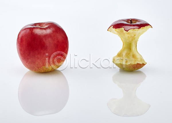 사람없음 JPG 포토 과일 두개 먹은 백그라운드 빨간색 사과(과일) 스튜디오촬영 실내 컬러