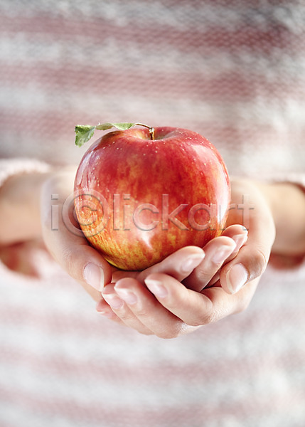 사람 신체부위 JPG 아웃포커스 포토 과일 들기 백그라운드 빨간색 사과(과일) 손 스튜디오촬영 실내 컬러 한개