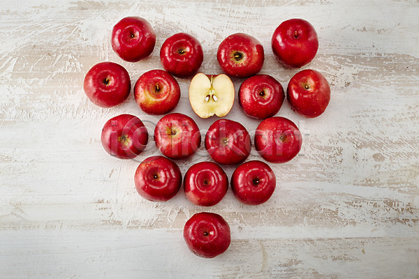 사람없음 JPG 포토 과일 백그라운드 빨간색 사과(과일) 스튜디오촬영 실내 여러개 조각 조각(피스) 컬러 하트