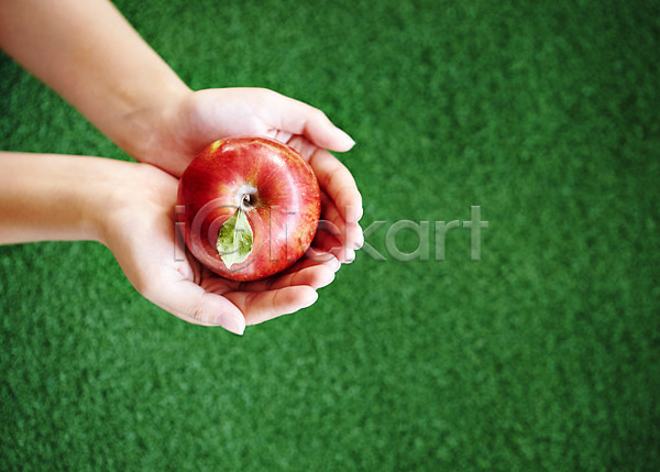 사람 신체부위 JPG 아웃포커스 포토 하이앵글 과일 들기 백그라운드 빨간색 사과(과일) 손 스튜디오촬영 실내 잔디 컬러 한개