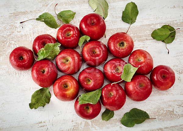 사람없음 JPG 포토 하이앵글 과일 나뭇잎 백그라운드 빨간색 사과(과일) 스튜디오촬영 실내 여러개 컬러