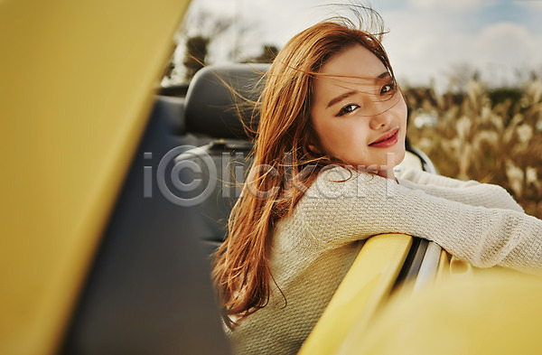 상쾌 여유 20대 사람 성인 성인여자한명만 여자 한국인 한명 JPG 포토 미소(표정) 바람 상반신 앉기 야외 여행 오픈카 자동차 제주도 주간