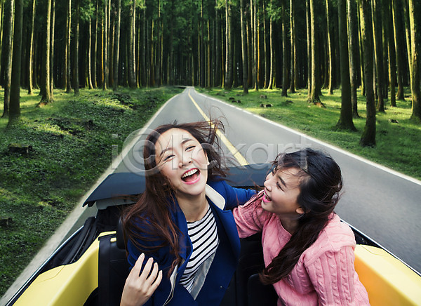 상쾌 여유 20대 동양인 두명 사람 성인 성인만 성인여자만 여자 여자만 청년만 청년여자만 한국인 JPG 앞모습 포토 나무 미소(표정) 상반신 숲 앉기 야외 여행 오픈카 자동차 제주도 주간 한국