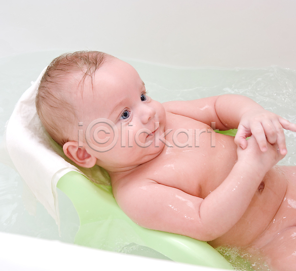 남자 남자아기한명만 아기 한명 JPG 포토 해외이미지 목욕 미소(표정) 씻겨주기 아기용품 욕조 청결