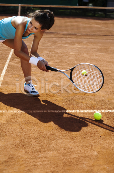 즐거움 서양인 성인 성인여자한명만 여자 한명 JPG 옆모습 포토 해외이미지 들기 야외 여름(계절) 우먼라이프 전신 주간 테니스 테니스공 테니스라켓 테니스복 테니스장 해외202004