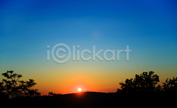 사람없음 JPG 실루엣 포토 해외이미지 나무 산 야외 일출 주간 태양 풍경(경치) 하늘 해외202004