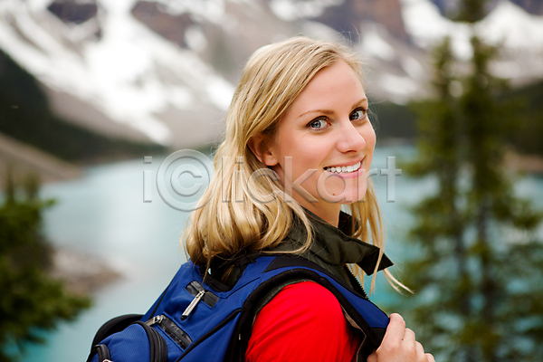 행복 백인 사람 여자 한명 JPG 포토 해외이미지 금발 물 미소(표정) 배낭 밴프 산 앨버타 야외 여름(계절) 여행 여행객 자연 캐나다 풍경(경치) 하이킹 해외202004 호수 휴가
