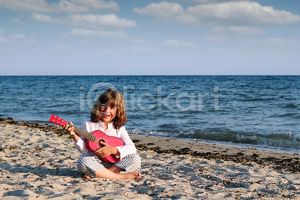 소녀(어린이) 소녀한명만 어린이 여자 한명 JPG 앞모습 포토 해외이미지 기타 기타리스트 앉기 야외 연주 음악 전신 주간 하늘 해변 해외202004