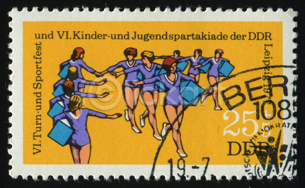 성인 성인여자만 여러명 여자 JPG 포토 해외이미지 걷기 기념물 노란색 들기 상반신 올림픽 우표 전신 정사각형 큐브 퍼포먼스 해외202004