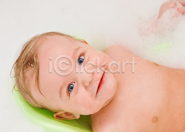 남자 남자아기한명만 아기 한명 JPG 포토 해외이미지 거품 목욕 미소(표정) 씻겨주기 아기용품 욕조 응시 청결