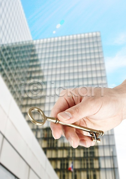 신체부위 한명 PSD 편집이미지 건축물 고층빌딩 구름(자연) 들기 비즈니스 빌딩 손 열쇠 편집 하늘