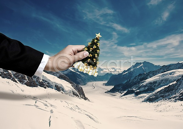 남자 신체부위 한명 PSD 편집이미지 겨울 계절 구름(자연) 나무 눈(날씨) 들기 산 선물상자 손 이벤트 크리스마스 크리스마스장식 크리스마스트리 편집 하늘