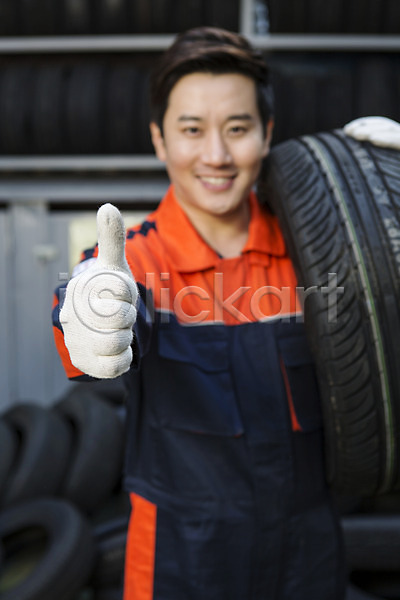 도움 30대 남자 남자만 남자한명만 동양인 사람 성인 성인남자만 성인남자한명만 성인만 성인한명만 장년남자만 장년남자한명만 장년만 한국인 한명 JPG 아웃포커스 앞모습 포토 들기 모션 미소(표정) 상반신 손짓 엔지니어 자동차정비 작업복 정비소 직업 최고 카센터 타이어