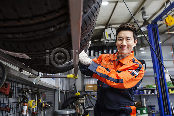 도움 30대 남자 남자만 남자한명만 동양인 사람 성인 성인남자만 성인남자한명만 성인만 성인한명만 장년남자만 장년남자한명만 장년만 한국인 한명 JPG 앞모습 포토 기계 모션 미소(표정) 상반신 서기 엔지니어 자동차정비 작업복 정비소 직업 카센터 타이어