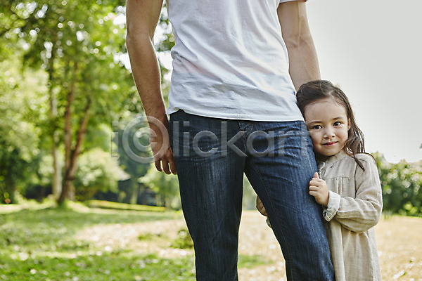 30대 남자 두명 백인 사람 서양인 성인 어린이 여자 외국인 2014년태국 JPG 앞모습 포토 해외기획촬영 가족 공원 기댐 딸 모션 미소(표정) 부녀 상반신 서기 아빠 야외 잡기 주간 하반신