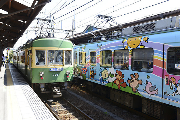 사람 JPG 포토 교통 교통수단 교통시설 기차 기차역 야외 육상교통 일본 전철 주간 풍경(경치) 플랫폼