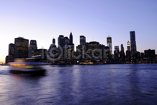 사람없음 JPG 포토 강 건축물 고층빌딩 뉴욕 도시 도시풍경 모션 미국 배(교통) 브루클린 빌딩 빛 아메리카 야간 야경 야외 풍경(경치) 하늘 해외풍경