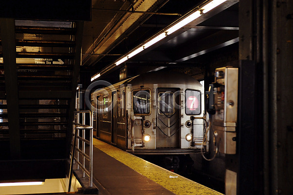 사람없음 JPG 포토 공중전화 교통 교통수단 교통시설 기차 뉴욕 도시 도시풍경 맨해튼 미국 실내 아메리카 육상교통 전철 지하 플랫폼 해외풍경