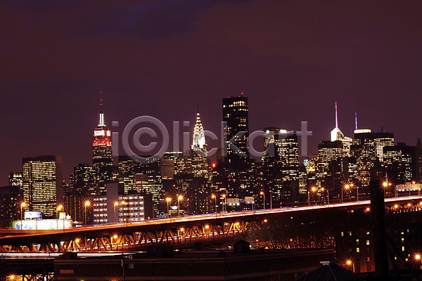 사람없음 JPG 포토 건축물 고층빌딩 뉴욕 다리(건축물) 도시 도시풍경 도심 맨해튼 미국 빌딩 빛 아메리카 야간 야경 야외 풍경(경치) 해외풍경 현대건축