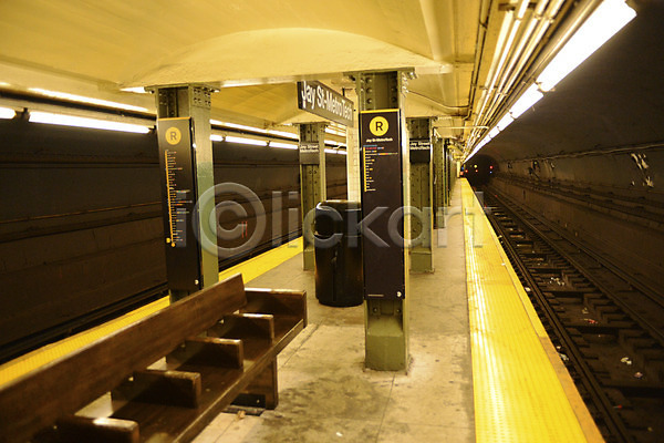 사람없음 JPG 포토 교통 교통시설 기둥 기찻길 뉴욕 도시 도시풍경 미국 벤치 브루클린 시설물 실내 아메리카 야외 원근감 의자 전철 지하 철도의날 플랫폼 해외풍경
