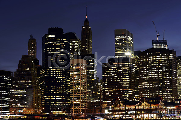 사람없음 JPG 포토 건축물 고층빌딩 도시 도시풍경 맨해튼 미국 빌딩 아메리카 야간 야경 야외 조명 풍경(경치) 하늘 해외풍경 현대건축