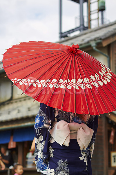 사람 여자 여자만 일본인 JPG 뒷모습 아웃포커스 포토 기모노 상반신 야외 우산 일본 일본문화 일본전통 전통 전통의상 주간 풍경(경치) 해외풍경