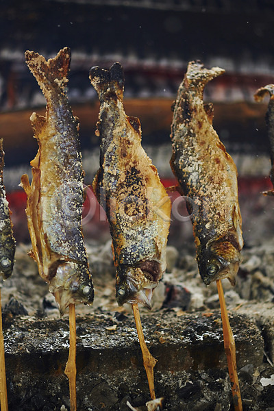 사람없음 JPG 아웃포커스 포토 구이 꼬치 꼬치구이 생선구이 숯불 어류 요리 음식 일본음식 태움